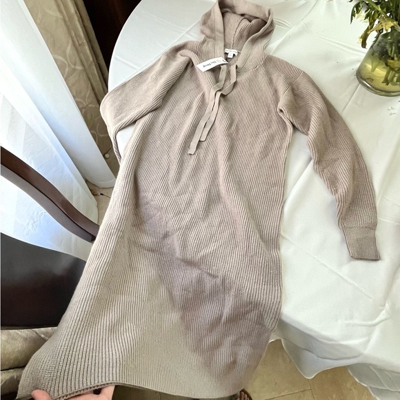 Women’s sweater dress. **EVERYTHING MUST GO, MOVING SALE** - Picture 2 of 4